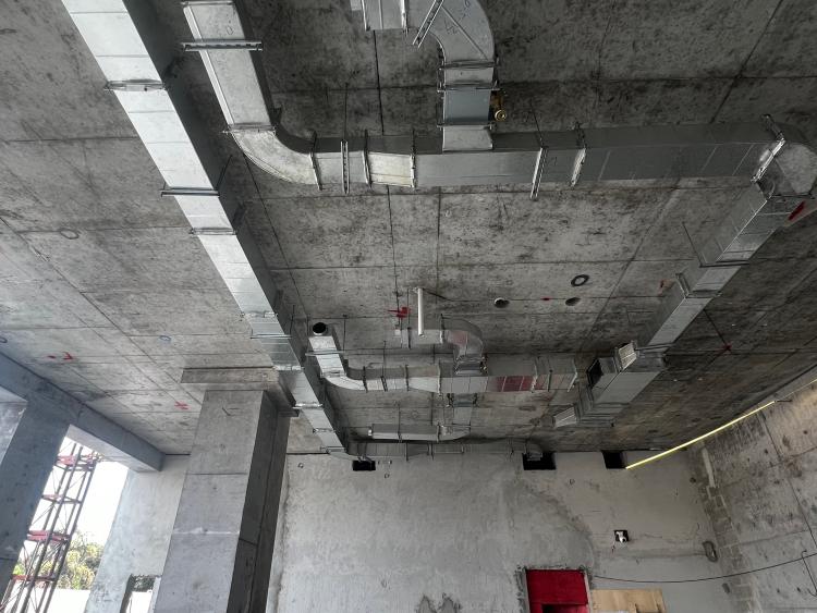 Fachada Ventilada em Granito Escovado (Sede Bancária Luanda Sul)